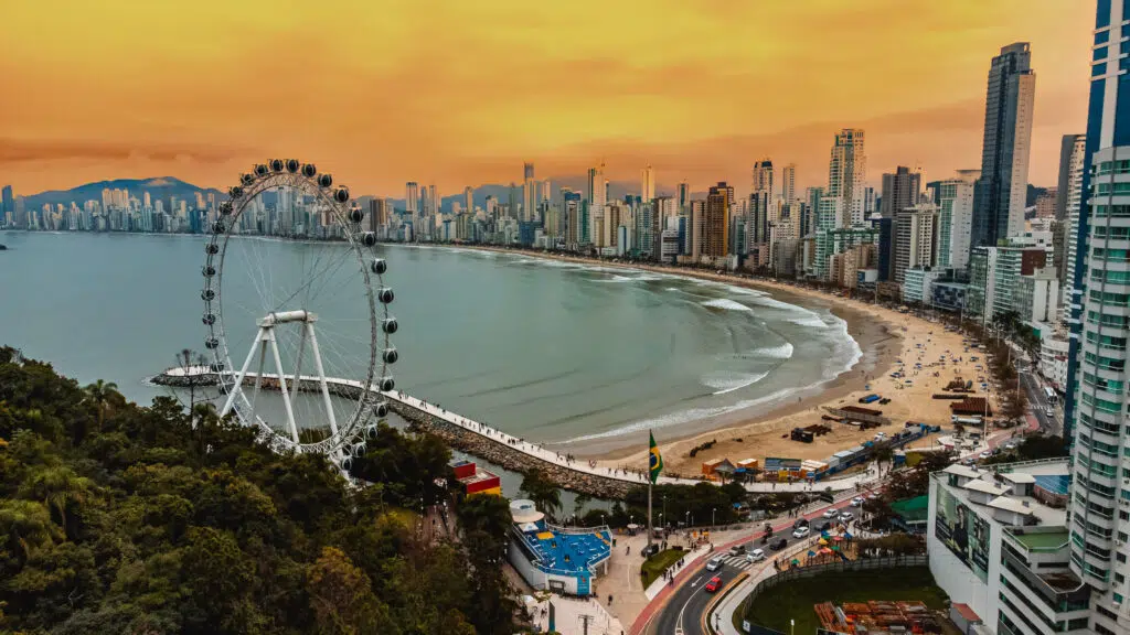 Conheça 5 principais destinos de praias em 2024 - Balneário Camboriú (SC). Um dos destinos preferidos dos brasileiros.