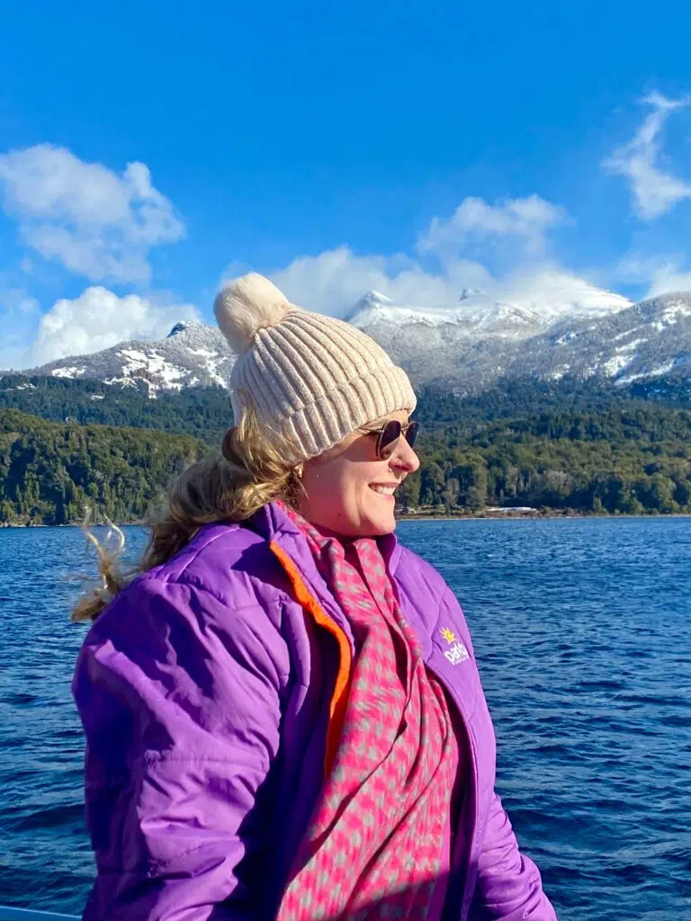 Na foto, nossa colaboradora Daiane Hintz desfruta da beleza do Lago Nahuel Huapi em Bariloche. Vivenciando paisagens deslumbrantes e culturas locais, Daiane continua a aprimorar suas habilidades para proporcionar experiências únicas e inesquecíveis aos nossos clientes.